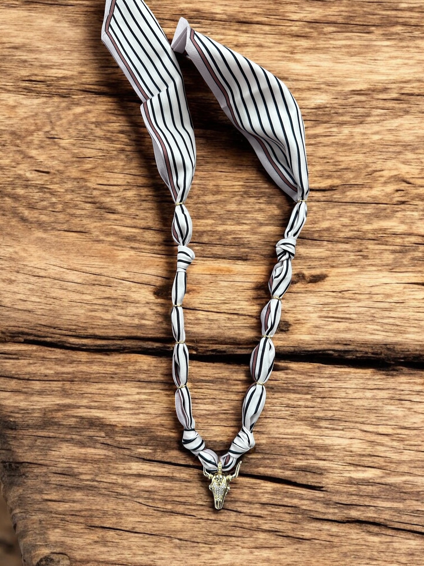 Neutral stripe with Bull Skull